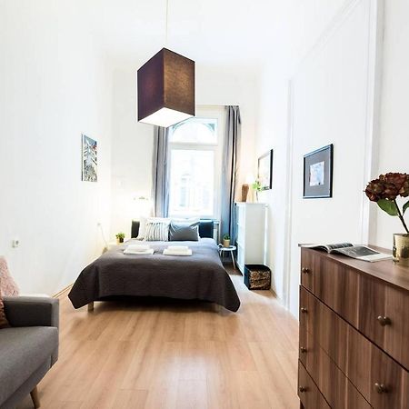 Cosy And Central Apartment With 4 Bedrooms And A/C Budapeszt Zewnętrze zdjęcie